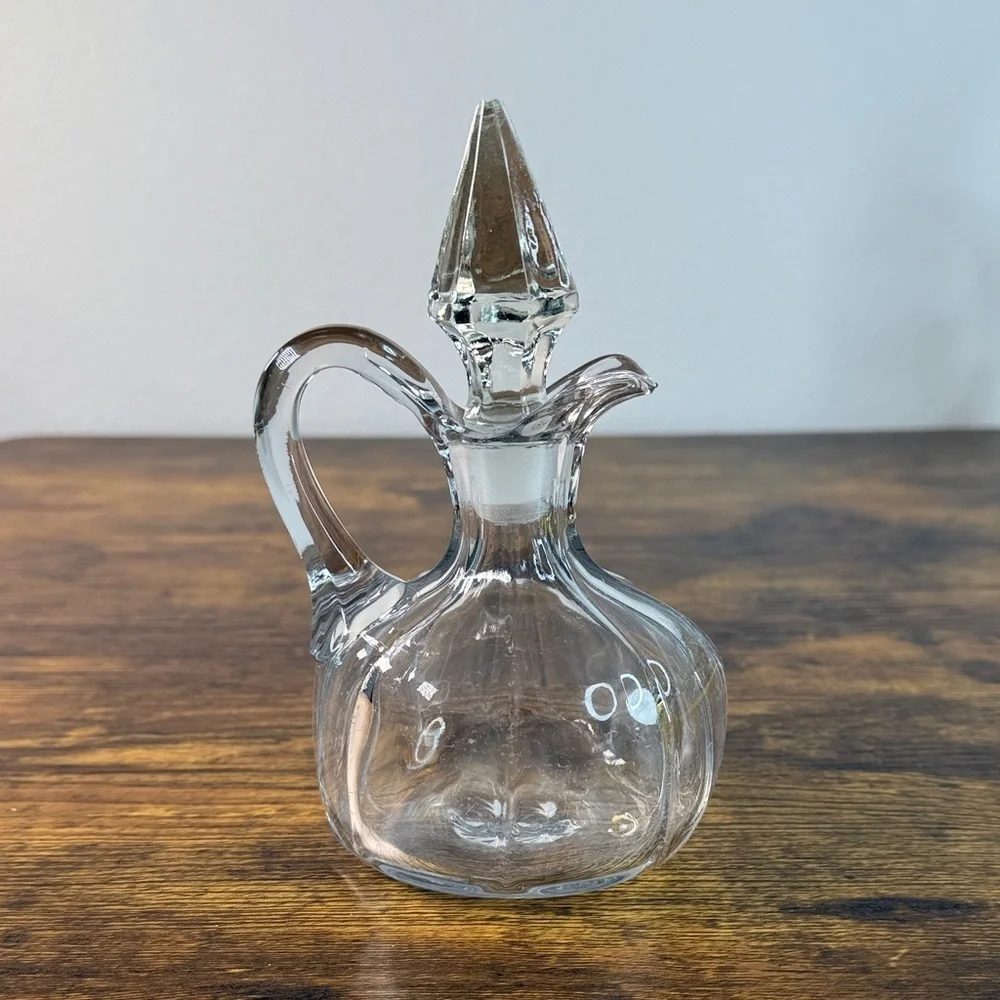 Elegant Clear Glass Decanter with Stopper